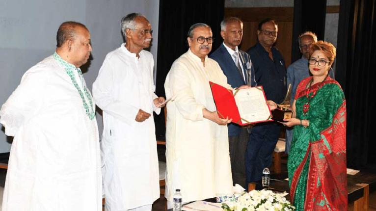 বজলুর রহমান স্মৃতিপদক-২০২৩ প্রদান অনুষ্ঠানে প্রধান বিচারপতি ওবায়দুল হাসান।