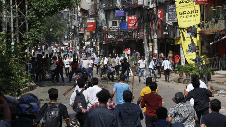 সহিংসতায় ৬ জন নিহত, সব শিক্ষাপ্রতিষ্ঠান বন্ধ ঘোষণা, হল ত্যাগের নির্দেশ