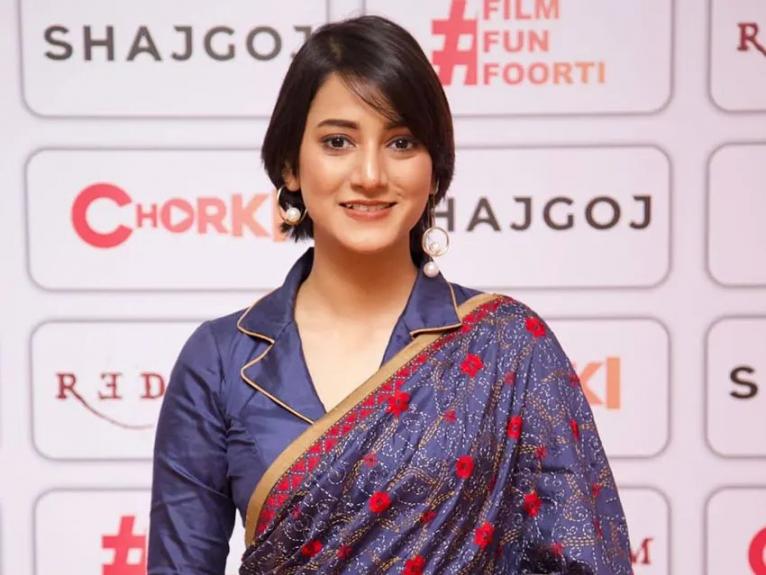 জনপ্রিয় উপস্থাপিকা নীল হুরেজাহান।