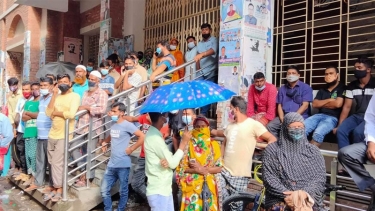 <small>সরেজমিন: ঢাকার সিএমএম আদালত</small> গারদখানার সামনে ভিড়-কান্নাকাটি