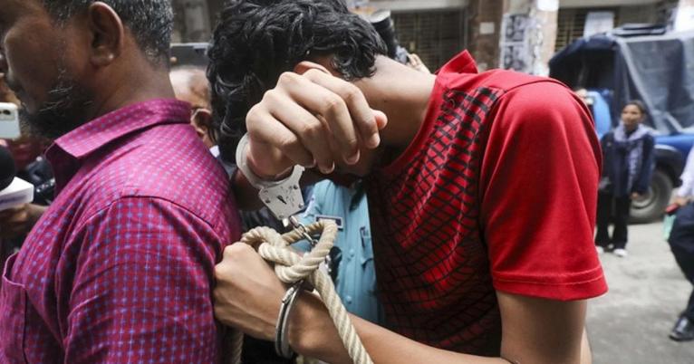 আবারও হাতকড়া পরিয়ে কিশোরকে নেওয়া হলো আদালতে