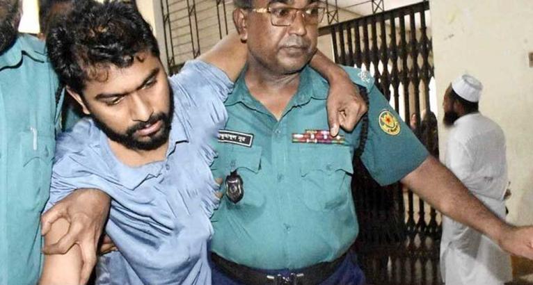 আদালতে নেওয়ার পথে নুরুল হক নুর।
