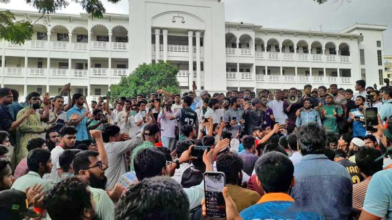 বৈষম্যবিরোধী ছাত্র আন্দোলনের আল্টিমেটামের মুখে পদত্যাগ করেছেন বাংলাদেশের প্রধান বিচারপতি ওবায়দুল হাসান।