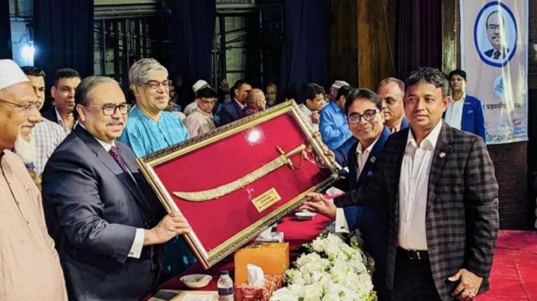 প্রধান বিচারপতিকে তরবারি উপহার দিয়ে ছিলেন সাবেক ডিবিপ্রধান হারুন