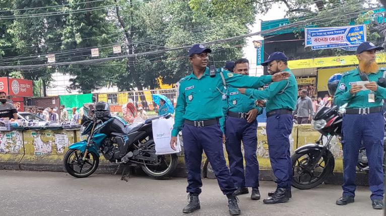 সড়কে ফিরেছে ট্রাফিক পুলিশ সদস্যরা