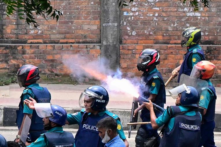 আন্দোলন দমনে মারণাস্ত্র ব্যবহার করা হয়েছে