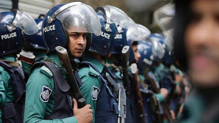 শেখ হাসিনা সরকারের পতনের পর পুরোপুরি ভেঙে পড়ে আইনশৃঙ্খলা পরিস্থিতি।