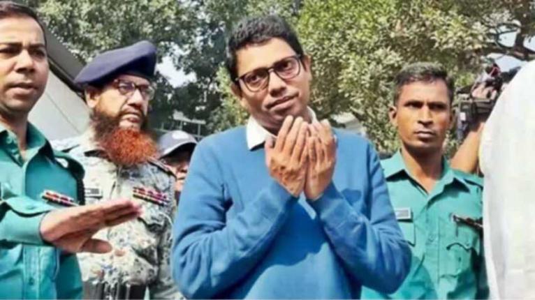 হাতজোড় করে কিসের ইঙ্গিত পলকের