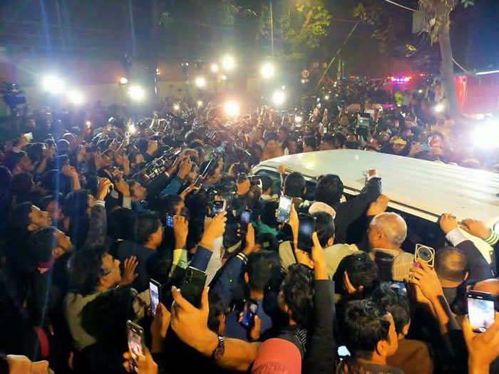 খালেদা জিয়ার বিদেশযাত্রা: বিদায় জানাতে রাজধানীর সড়কে নেতাকর্মীদের ঢল