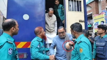 আদালতে ‘পাউরুটি’ হাতে মেনন