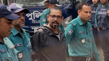 <small>আদালতে জুনাইদ আহমেদ পলক<small> ‘চিড়া-মুড়ি খাওয়ারও টাকা নাই, সুমনের সঙ্গে রুটি-কলা ভাগ করে খাই’