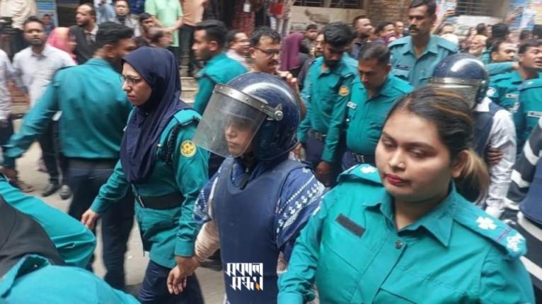 আদালতে বিচারককেই প্রশ্ন করে বসলেন ফারজানা রূপা