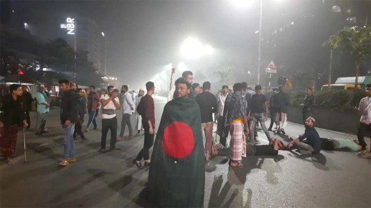 পঙ্গু হাসপাতালের সামনে আন্দোলনে আহতদের সড়ক অবরোধ