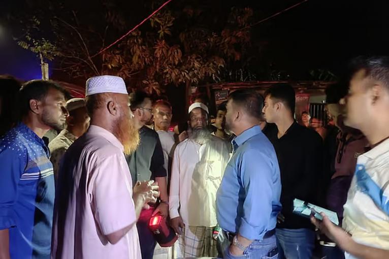 ঘটনাস্থল পরিদর্শন করেছেন চট্টগ্রাম জেলা পুলিশ সুপার (এসপি) সাইফুল ইসলাম (মাঝে নীল জামা পরিহিত)