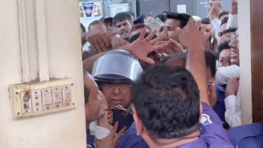 নারায়ণগঞ্জ আদালতে সাবেক আইনমন্ত্রী আনিসুল হককে চড়-থাপ্পড়
