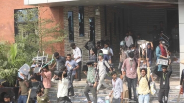 শিক্ষাপ্রতিষ্ঠানে নিয়ন্ত্রণহীন বিশৃঙ্খলা