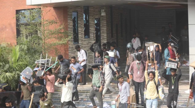 শিক্ষাপ্রতিষ্ঠানে নিয়ন্ত্রণহীন বিশৃঙ্খলা
