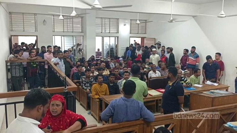 লক্ষ্মীপুরে আইনজীবী-কর্মচারীদের হাতাহাতির ঘটনায় মামলা, আদালত বর্জন