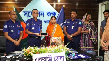 রাজবাড়ীতে হারানো ৬৬ টি মোবাইল উদ্ধার করে প্রকৃত মালিকের নিকট হস্তান্তর