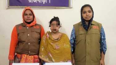 রাজবাড়ীতে ডিবি’র অভিযানে অস্ত্র ও গুলিসহ এক নারী গ্রেফতার