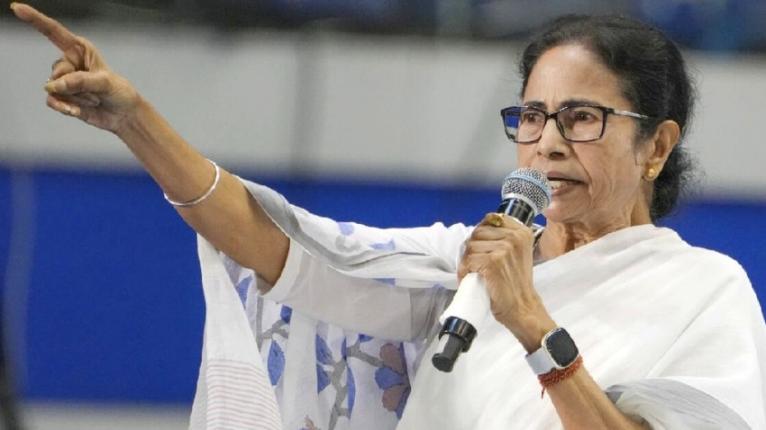 বাংলাদেশের নেতাদের আশ্রয় প্রসঙ্গে মমতা ভারত সরকার এখানে অনেক অতিথি এনে রেখেছে