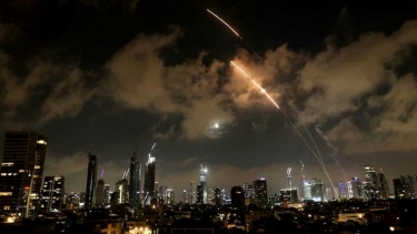 আবারও মিসাইল হামলা ইসরায়েলে, প্রতিশোধের অঙ্গীকার ইসরায়েলের প্রতিরক্ষামন্ত্রীর