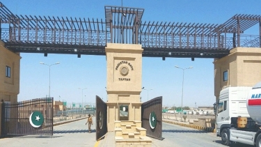 বৈধ কাগজপত্র না থাকায় পাক-ইরান সীমান্তে ৩৩ বাংলাদেশি আটক