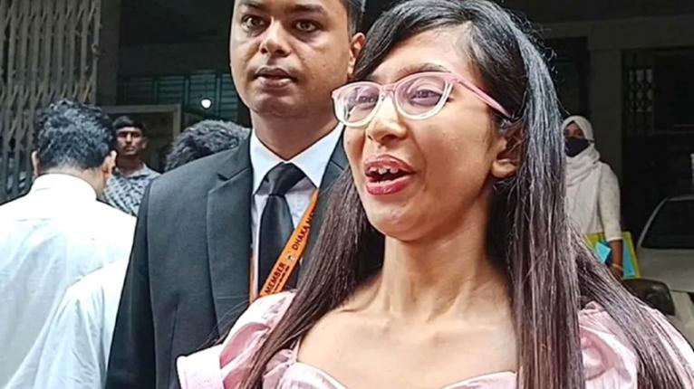 বাবা-মায়ের সঙ্গে ইংলিশ মিডিয়ামের সেই মেয়ের করা মামলা খারিজ