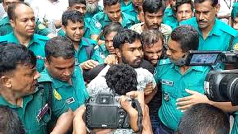 আদালতে রাজ্জাকদের প্রতি দুয়োধ্বনি