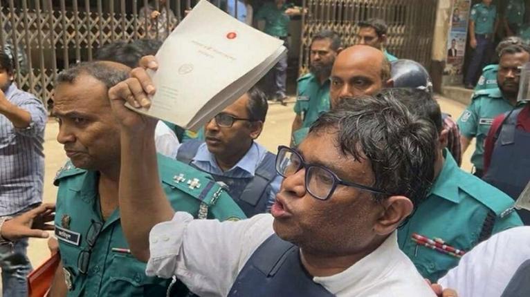 রাষ্ট্রের কাছে ৫ কোটি টাকা ক্ষতিপূরণ চেয়েছেন ঢাবি অধ্যাপক কার্জন