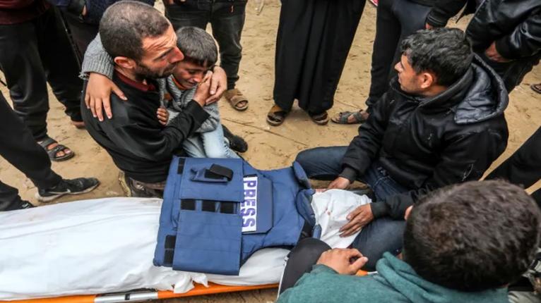 নাসের হাসপাতালে ইসরাইলের নৃশংস হামলা, ৩ সাংবাদিক সহ নিহত ১৪