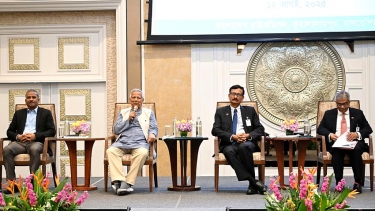 আমরা এখন নির্বাচিত প্রতিনিধিদের কাছে ক্ষমতা হস্তান্তরে প্রস্তুত: প্রধান উপদেষ্টা