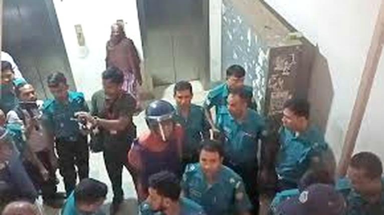 হাঁপাতে হাঁপাতে কাঠগড়ায় উঠলেন মেনন-ইনু ও পলক, নামলেন লিফটে