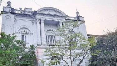 মাথা দিয়ে গুলি ঢুকে পেট দিয়ে বেরিয়ে গেছে