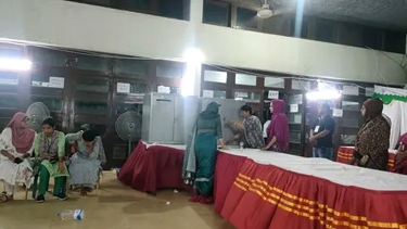 টিএসসি কেন্দ্রে আটটা পর্যন্ত শুরু হয়নি ভোট গণনা, বাইরে উত্তেজনা