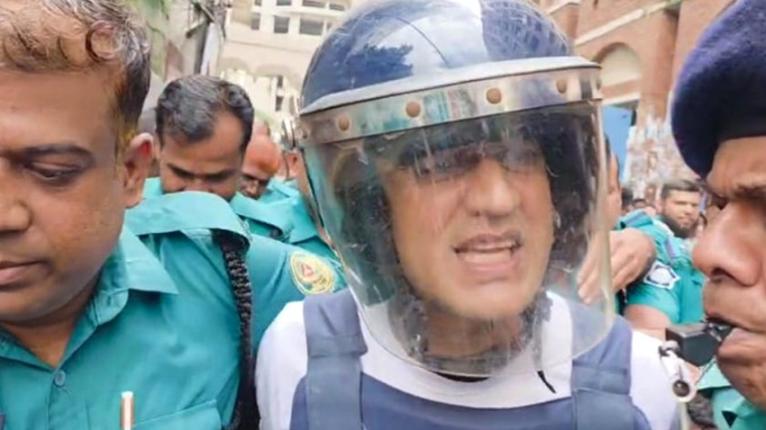 ‘ভালো থাকুক বাংলাদেশ’— আদালতে ব্যারিস্টার সুমন