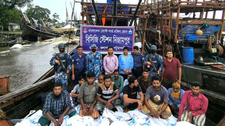 পটুয়াখালীতে যৌথবাহিনীর অভিযানে ২টি অবৈধ ট্রলারসহ ১২ জেলে আটক