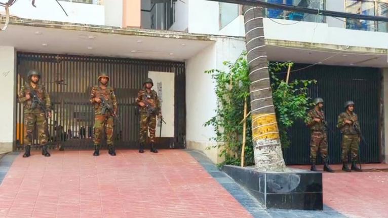 হাজী সেলিমের বাড়িতে যৌথবাহিনীর অভিযান, ৬ গাড়ি জব্দ