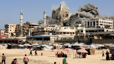 <small>ইসরাইলি প্রতিরক্ষামন্ত্রী বললেন</small> গাজা জ্বলছে