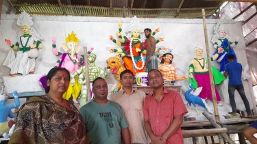 রাজবাড়ী শহরের আমতলায় রং তুলি নিয়ে দেবী দুর্গাকে সাজাতে ব্যস্ত শিল্পীরা