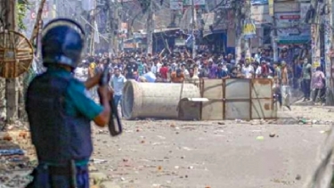 সাক্ষীর প্যান্ট খুলে লুঙ্গি পরিয়ে গুলির চিহ্ন দেখলেন আইনজীবী