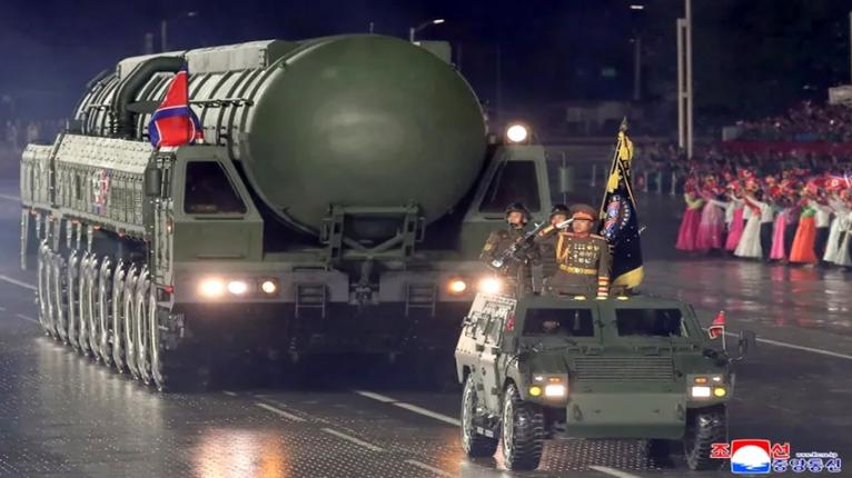 সবচেয়ে শক্তিশালী ক্ষেপণাস্ত্র উন্মোচন করলো উত্তর কোরিয়া