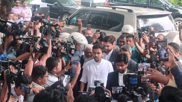 <small>ট্রাইব্যুনালে উপদেষ্টা আসিফ মাহমুদ</small> মাথায় কালো টুপি পরিয়ে তুলে নিয়ে অজ্ঞান করে