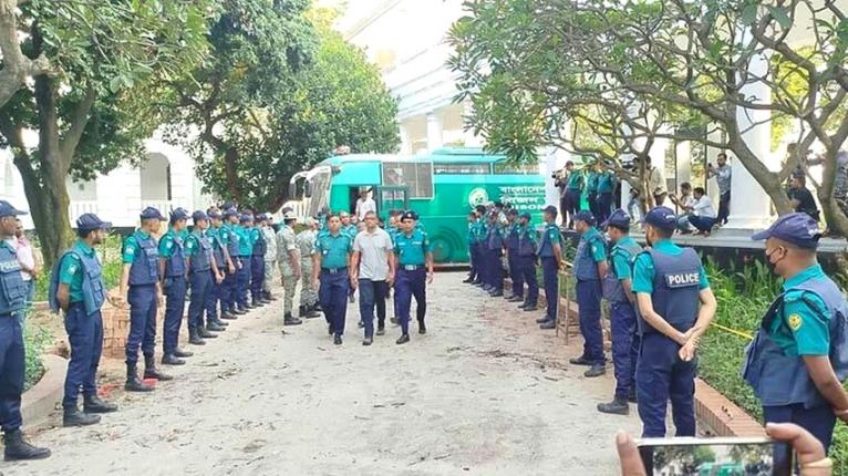 আত্মসমর্পণকারী সেনা কর্মকর্তারা নির্দোষ, মূল অপরাধীরা ভারতে পালিয়েছেন: আইনজীবী