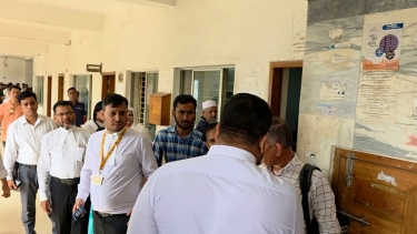 তিন সাংবাদিককে জামায়াত আইনজীবীর হেনস্তা, কারাগারে পাঠাতে চাইলেন বিচারক