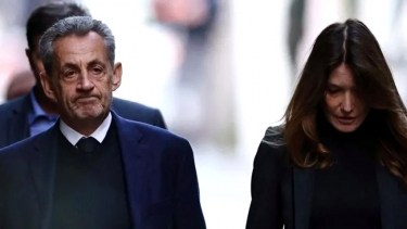 স্ত্রীর হাত ধরে কারাগারে পৌঁছলেন ফ্রান্সের সাবেক প্রেসিডেন্ট সারকোজি