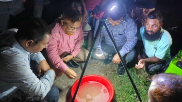 রাতে মাঠে গিয়ে আলোক ফাঁদ হাতে-কলমে শেখালেন জেলার উপপরিচালক