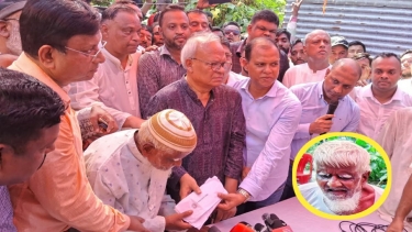 রাজবাড়ীর জন্মান্ধ গফুর মল্লিকের হাতে আর্থিক সহায়তা প্রদান