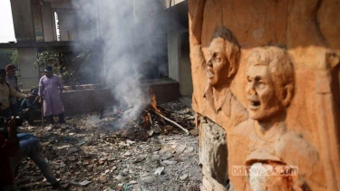 গুলিস্তানে আওয়ামী লীগ অফিসে ভাঙচুর, আগুন