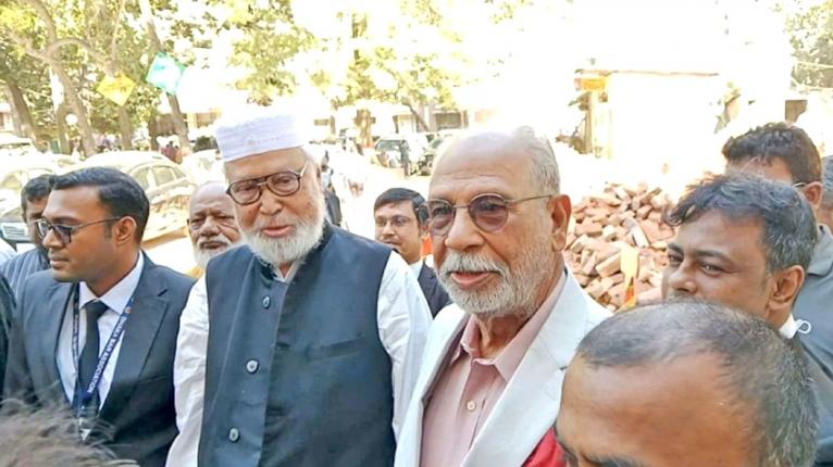 ভাই কাদের সিদ্দিকীকে সঙ্গে নিয়ে আদালতে লতিফ সিদ্দিকী